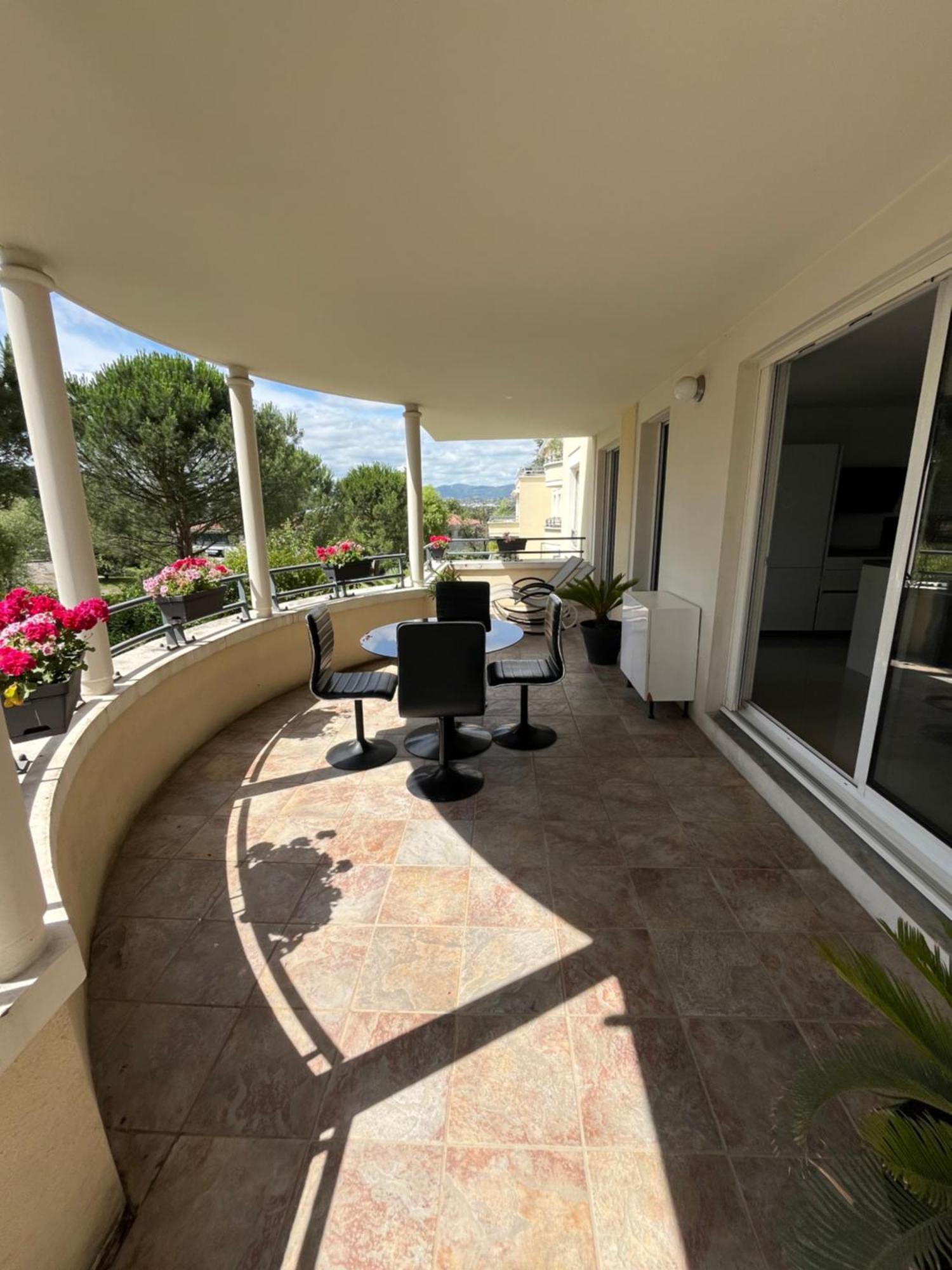 Appartement Entierement Equipe Charbonnieres-les-Bains Exterior photo